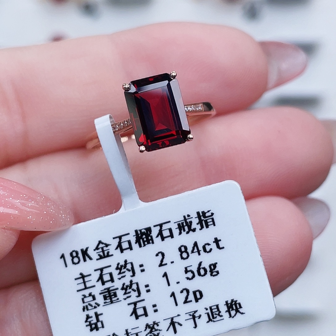 18K金镶嵌戒指石榴石