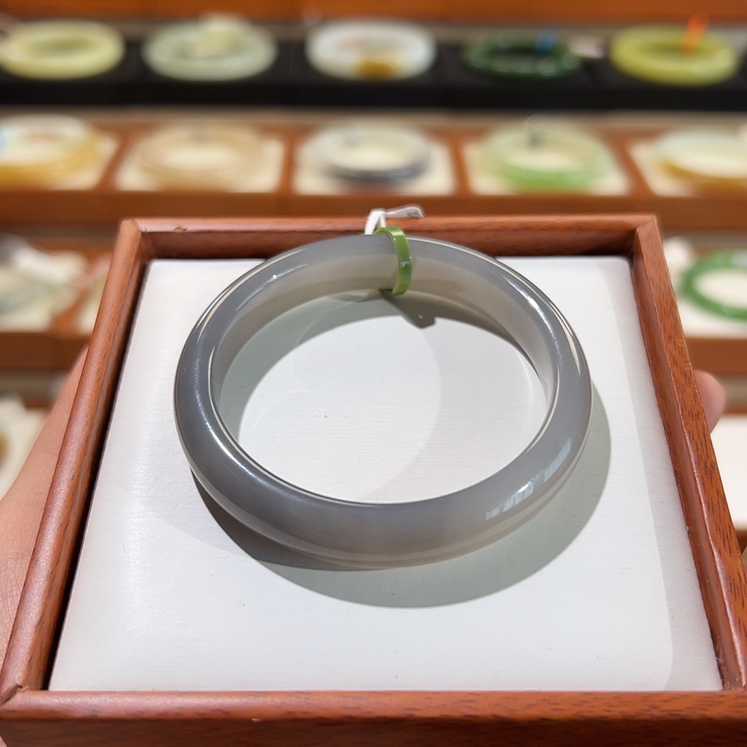 和田玉手镯未镶嵌冷**?