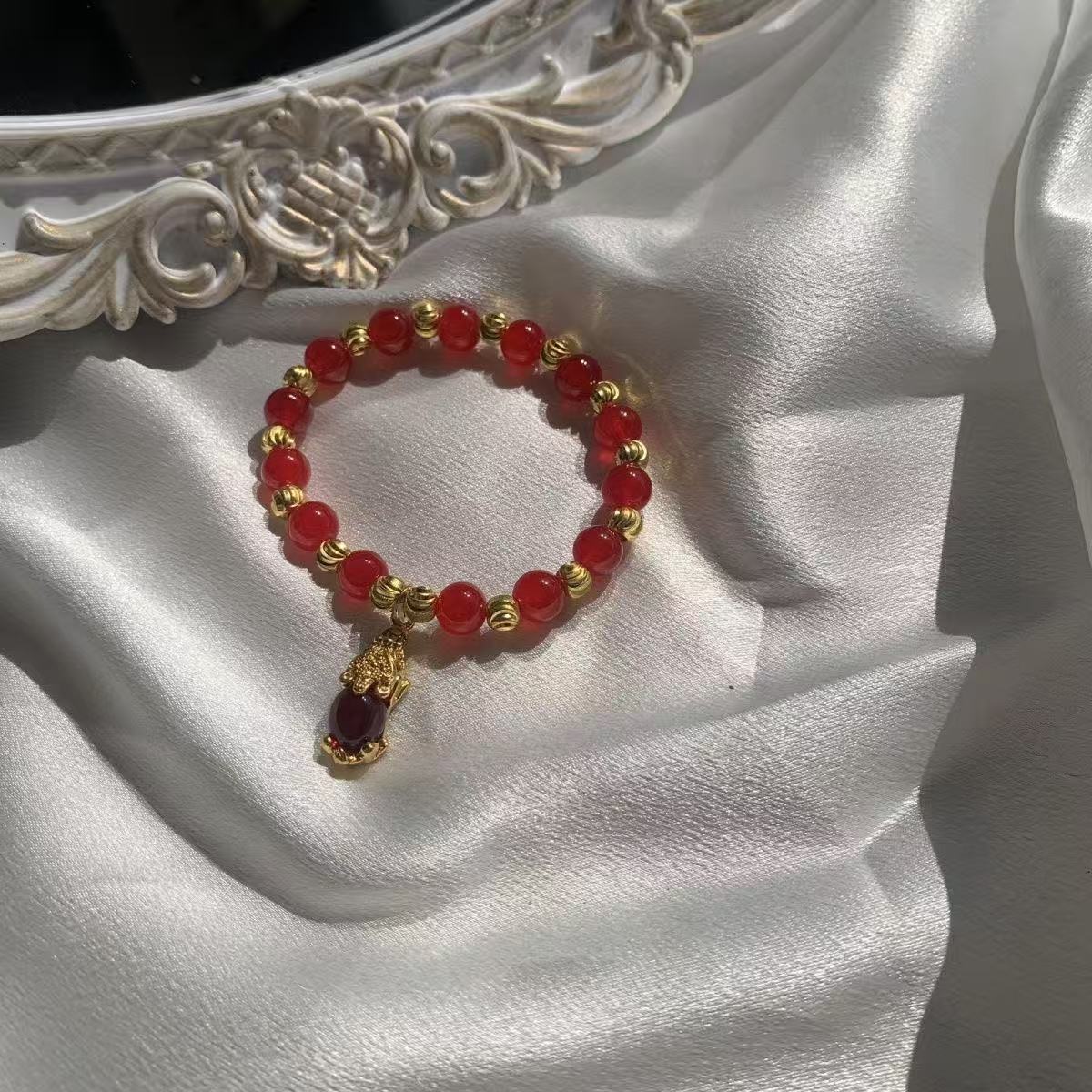 F028石榴红带貔貅吊坠手串
