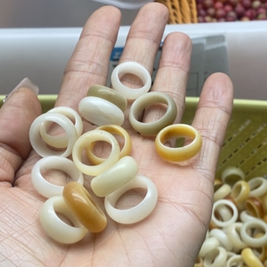 白玉菩提吊坠瑕疵13/15内径跑环10颗