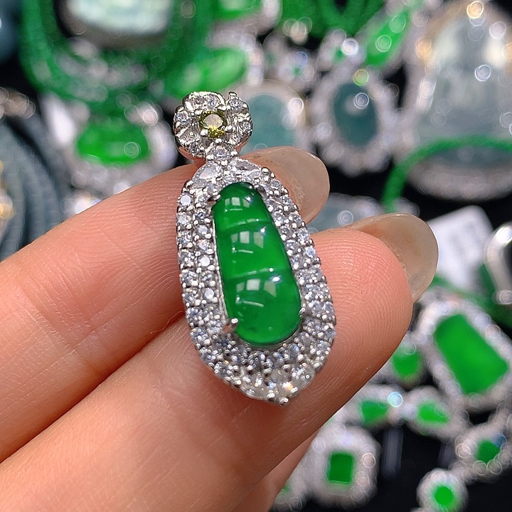 翡翠颈饰未镶嵌翡翠