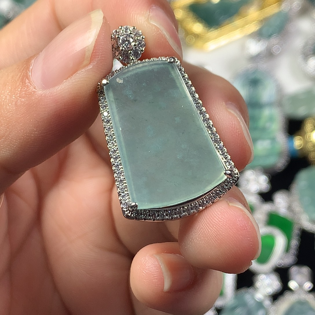 翡翠未镶嵌颈饰无事牌