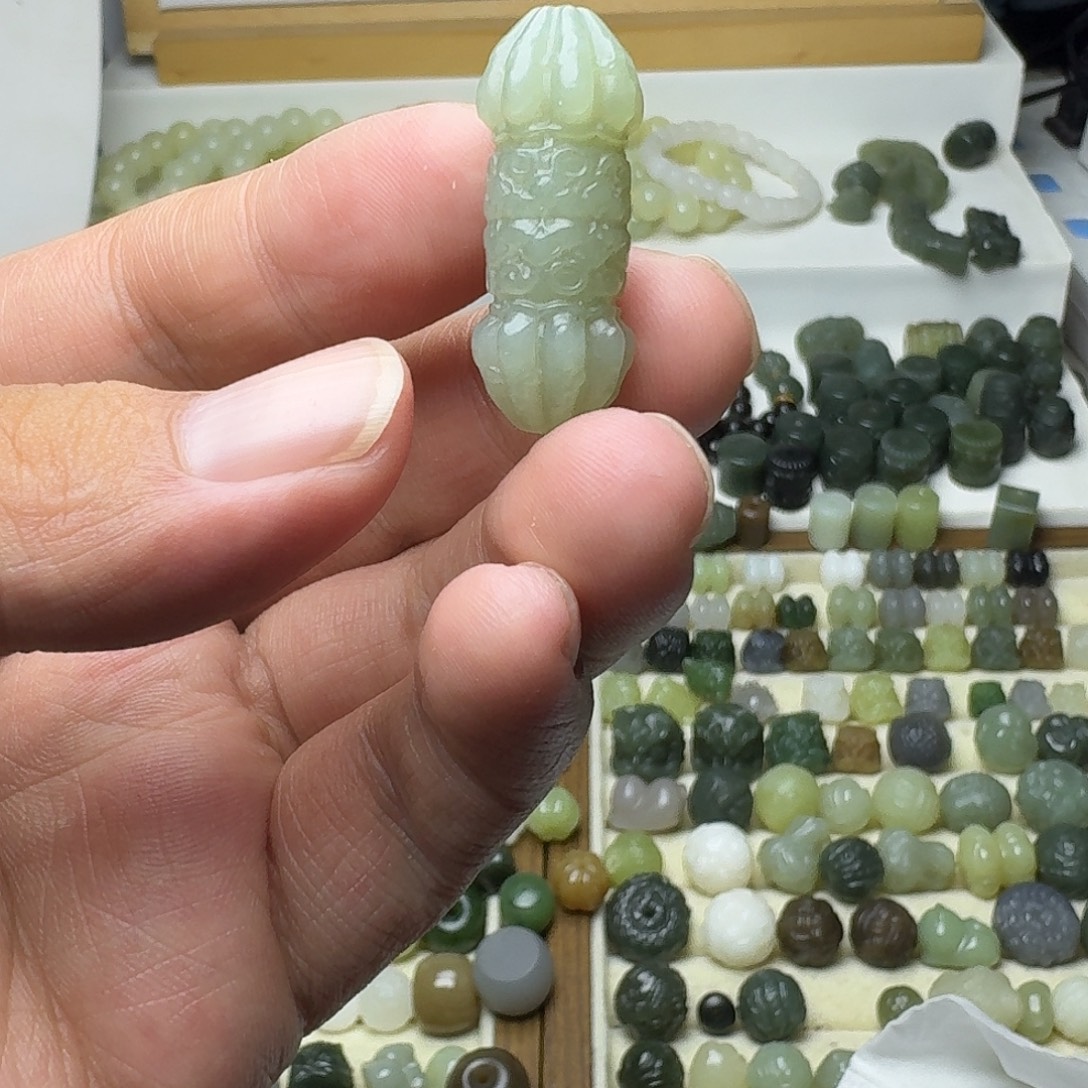 老***们和田玉未镶嵌珠宝半成品和田玉且末金刚杵11×30㎜