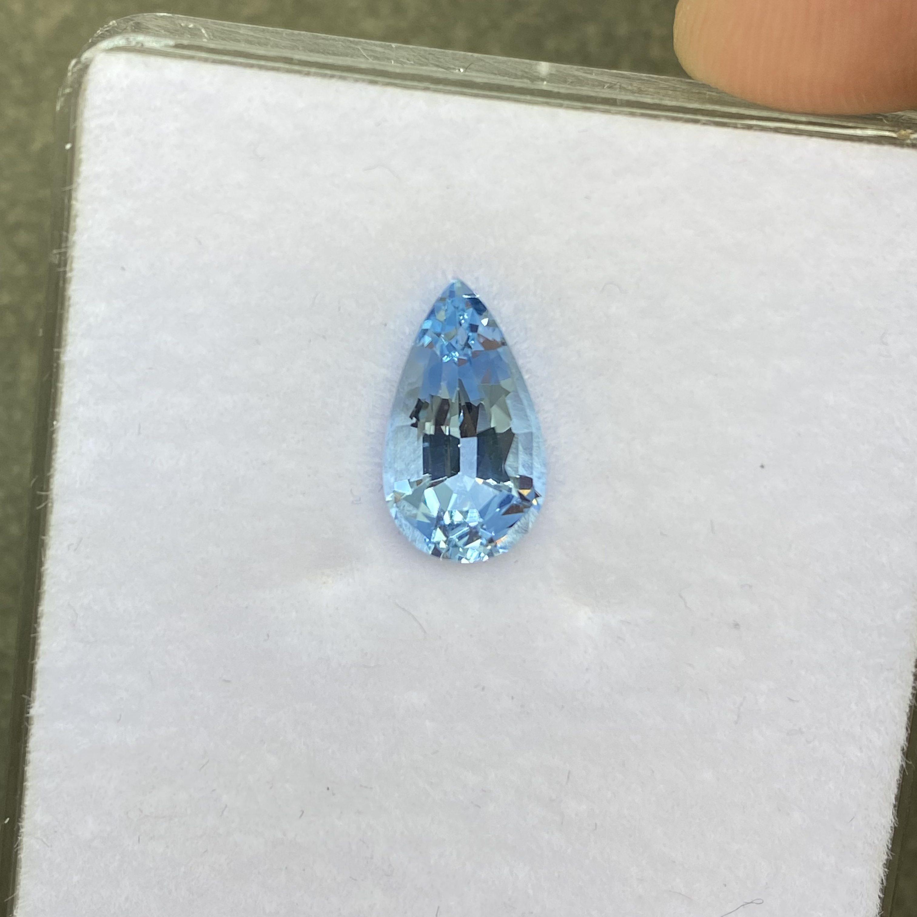 天然圣玛利亚海蓝宝石1.72ct全净无瑕晶体干净切工完美颜色浓郁