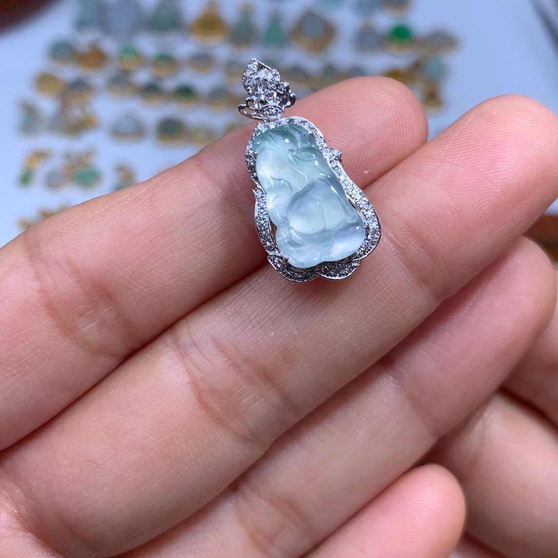 翡翠18K金镶嵌项链九尾狐