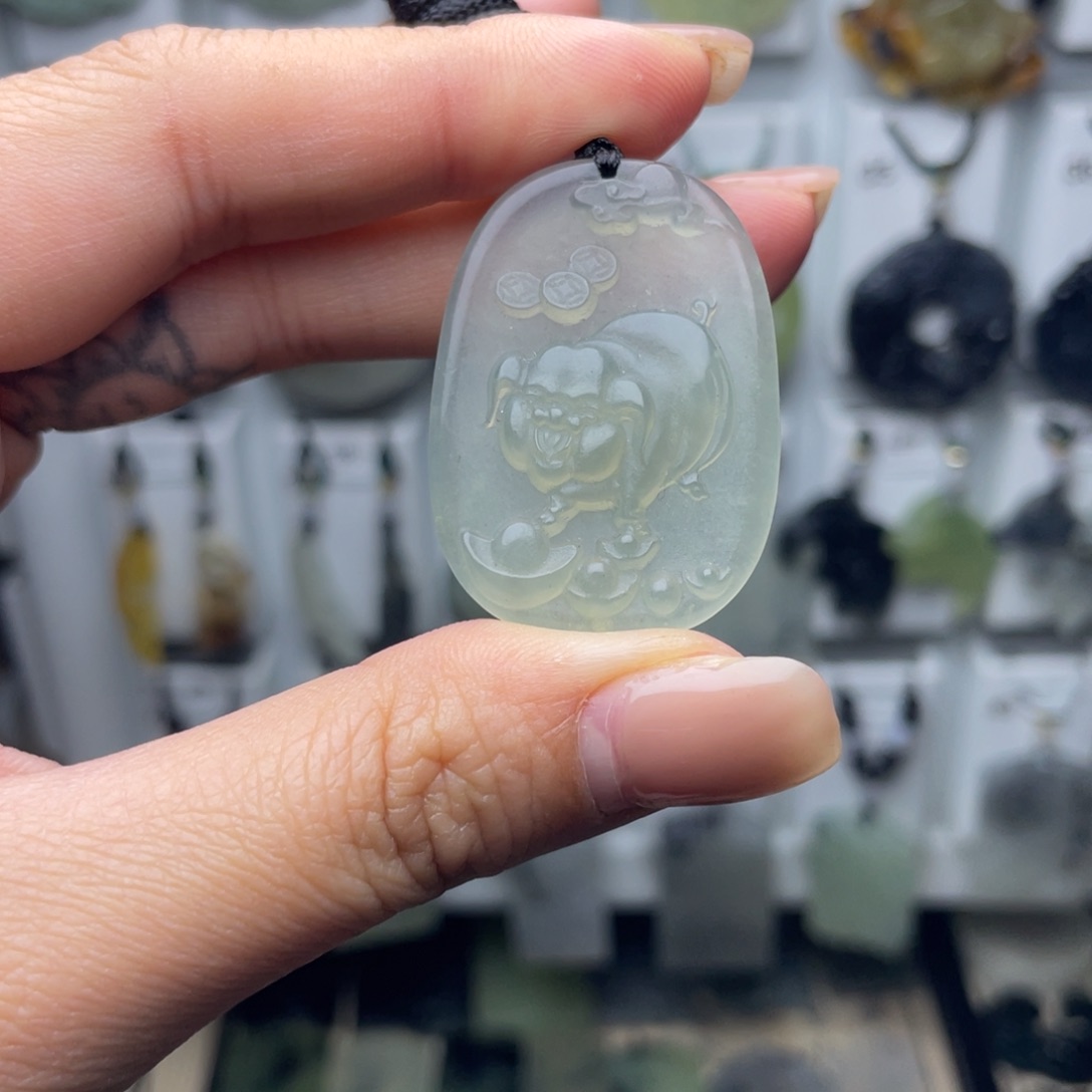 岫玉未镶嵌颈饰猪牌