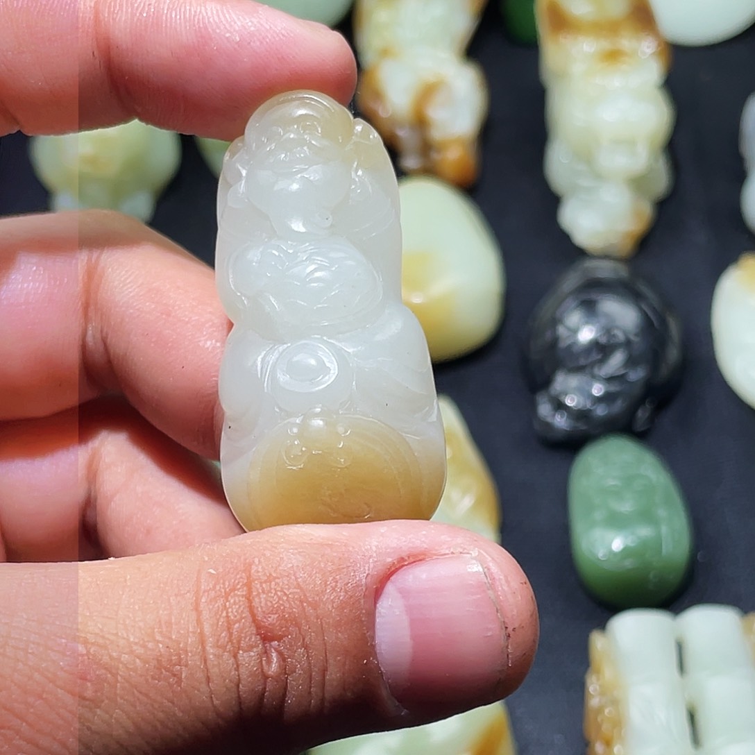 和田玉颈饰未镶嵌半***人