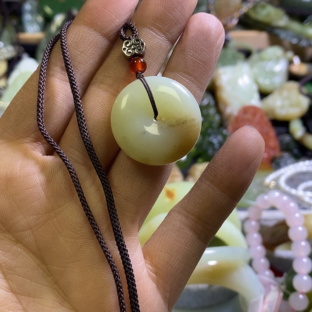 和田玉未镶嵌颈饰一个