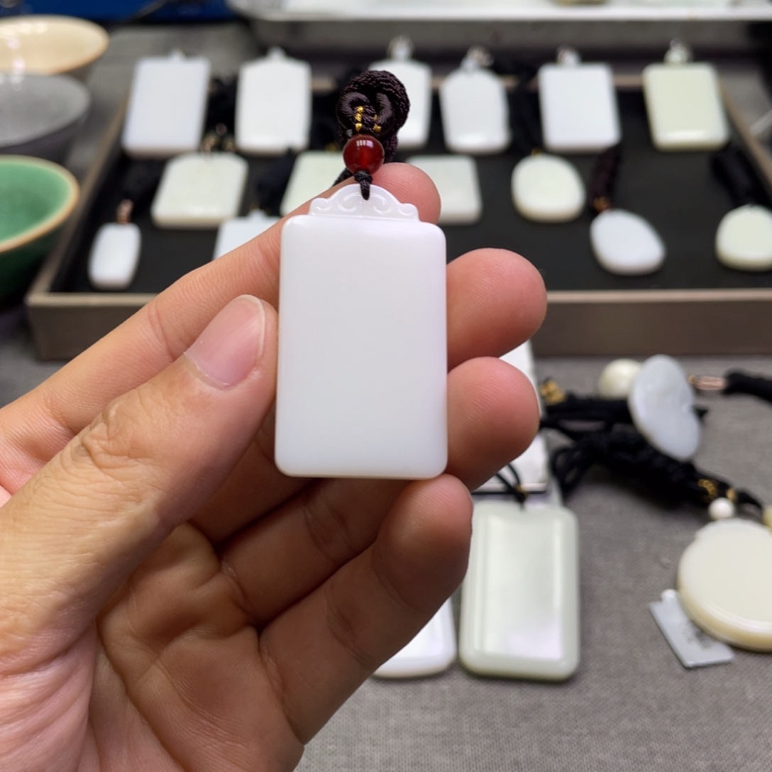 夕***青和田玉未镶嵌颈饰