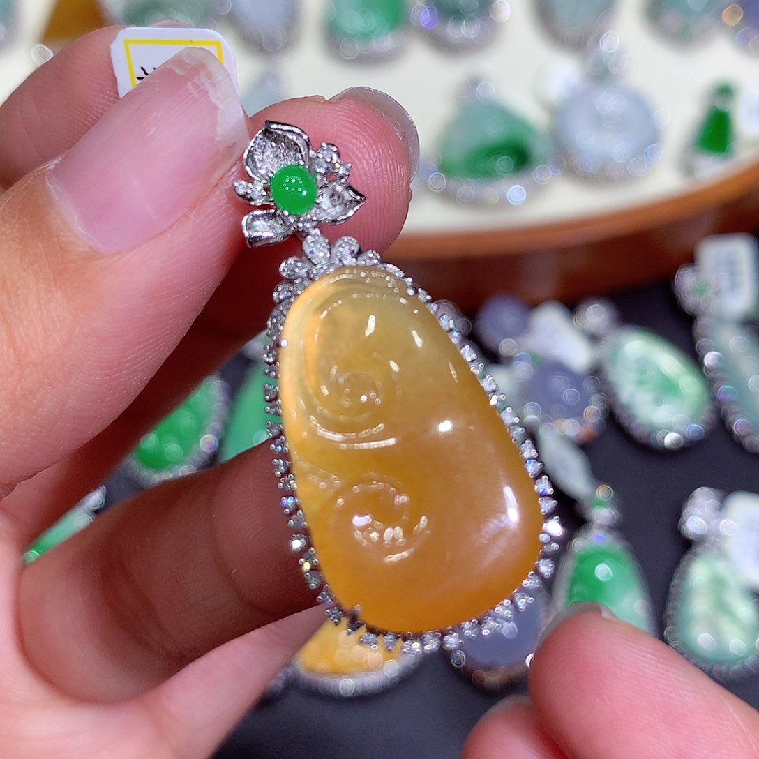 翡翠吊坠(不含链)18K金镶嵌