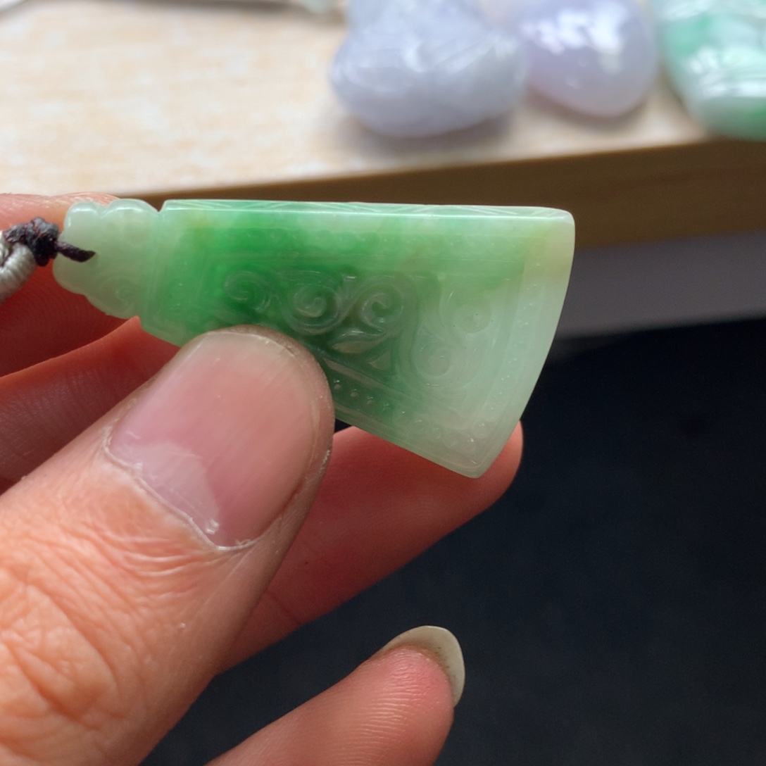 翡翠未镶嵌颈饰吊坠