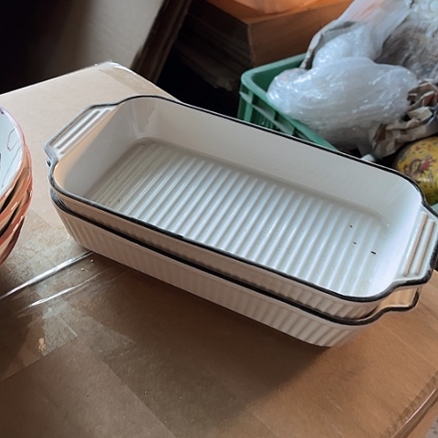 微瑕，不能明火，口径25高4宽12，2个烤盘