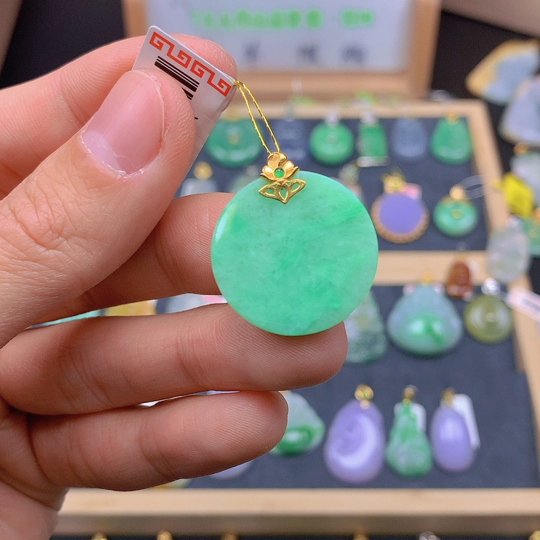 翡翠颈饰18K金镶嵌翡翠