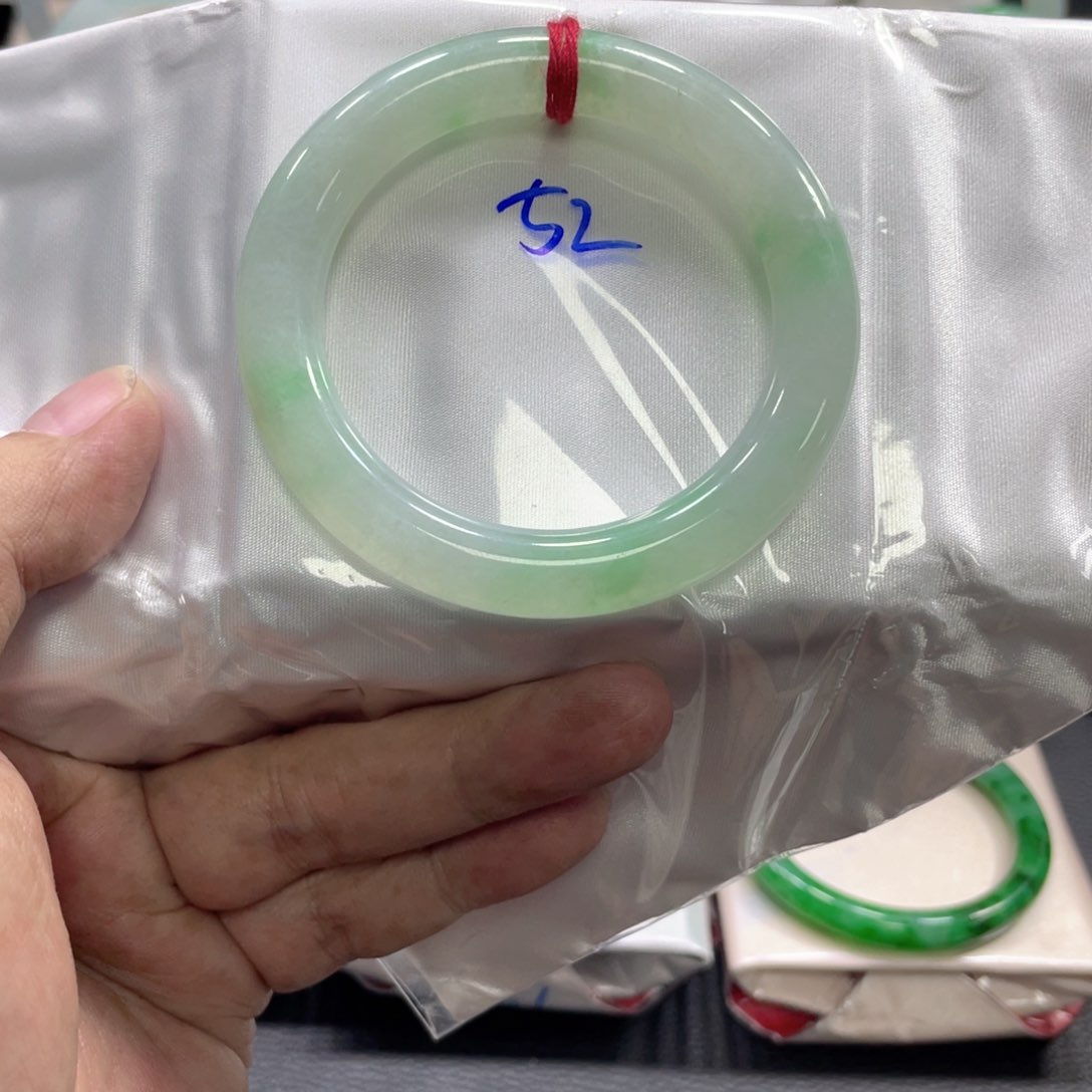 翡翠手镯未镶嵌翡翠