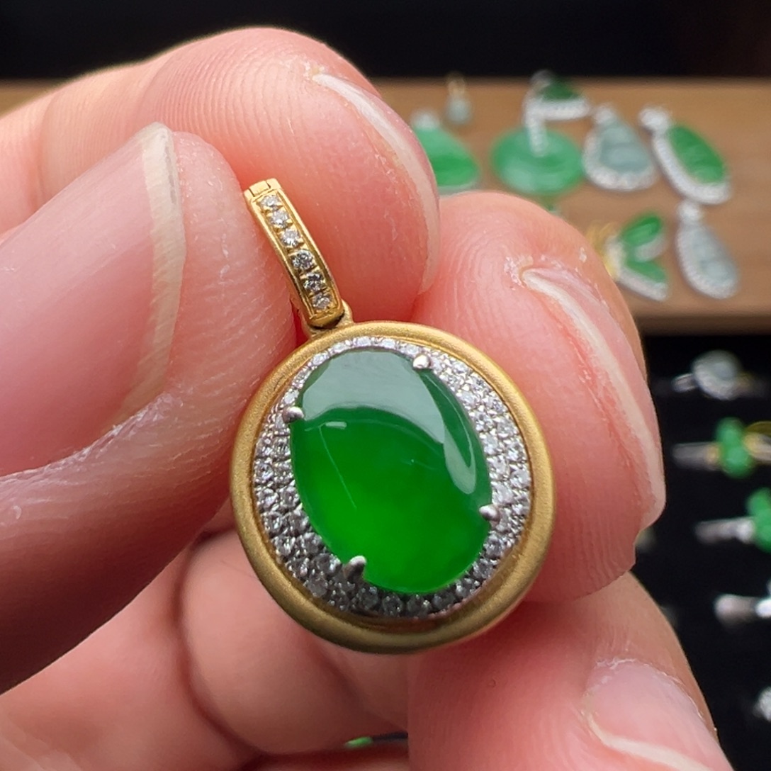 翡翠18K金镶嵌颈饰蛋面8.3