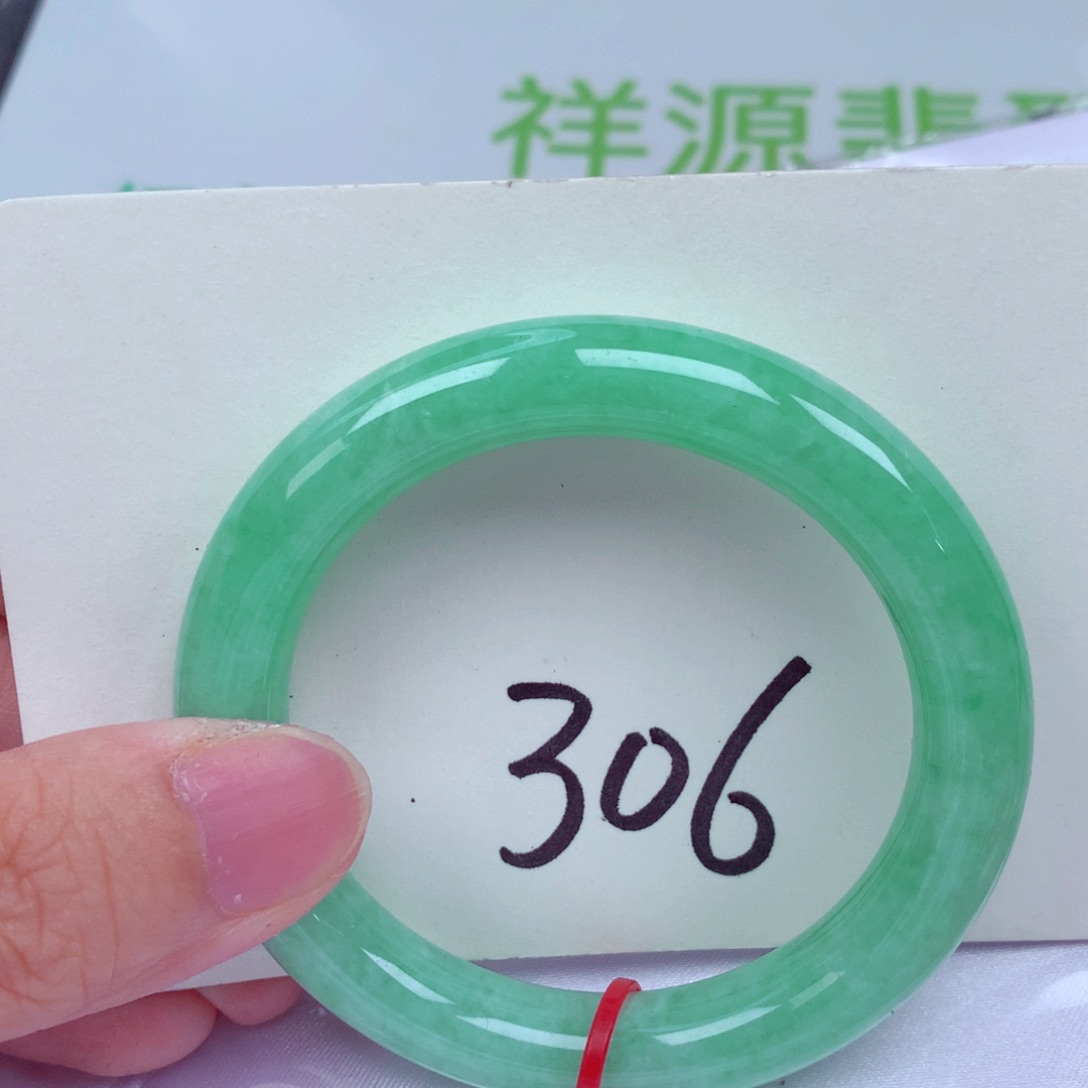 翡翠手镯未镶嵌翡翠