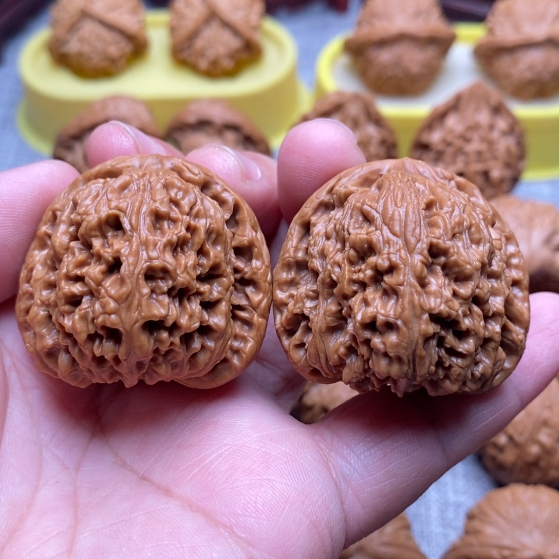 文玩核桃把件40红皮南疆石