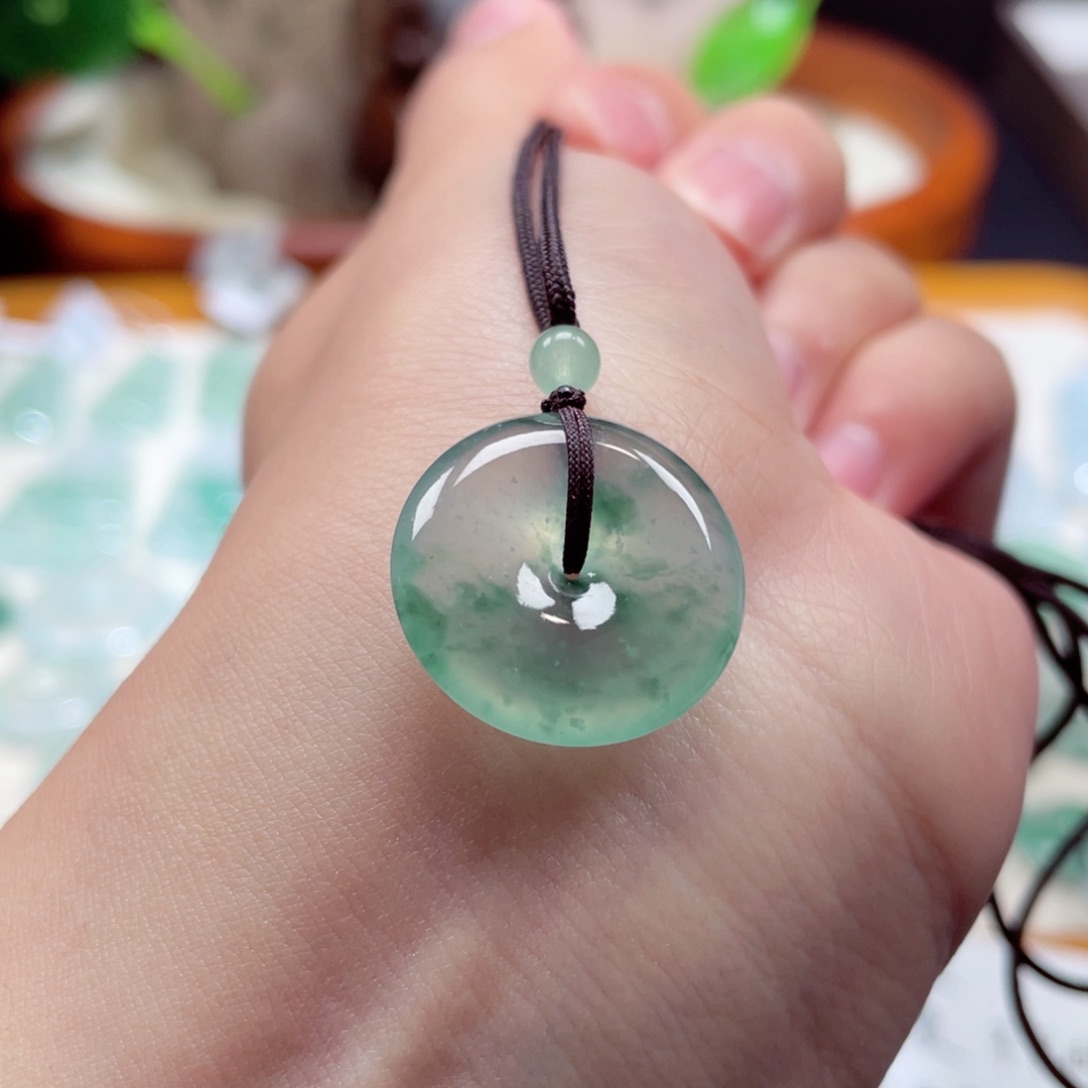 翡翠颈饰未镶嵌好*。扣子