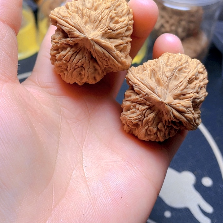 文玩核桃吊坠南疆石一对