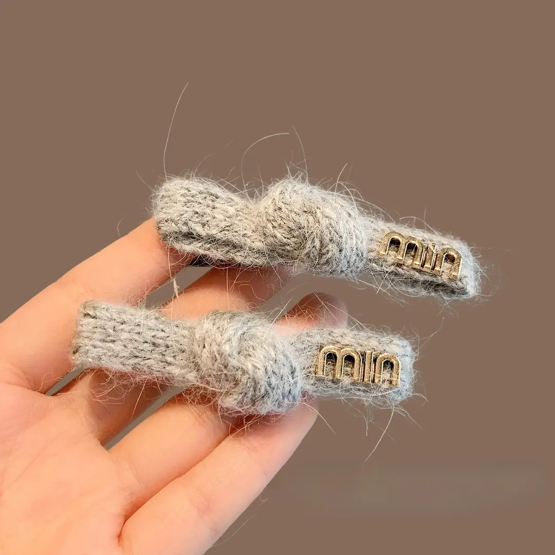 2025年灰色毛线字母发夹女前额刘海碎发边夹气质优雅高级感新款女