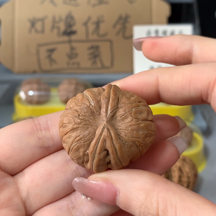 o***哥吊坠文玩核桃异形单只，有瑕疵