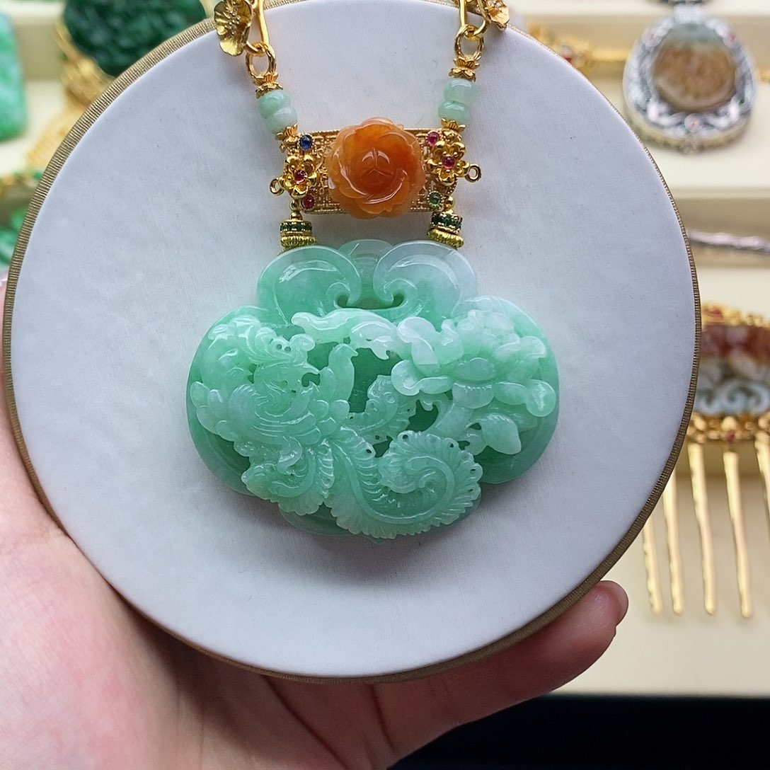 翡翠未镶嵌吊坠(赠链)