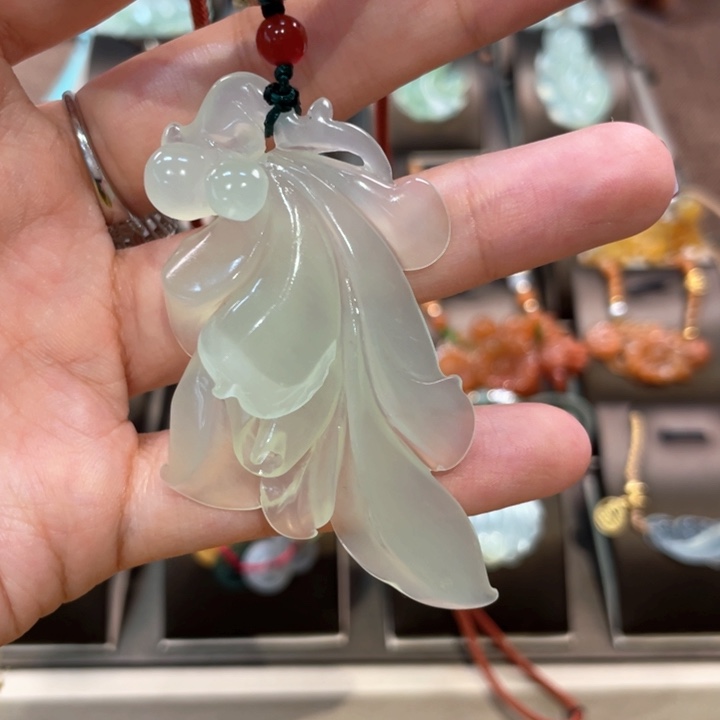 蛇纹石玉颈饰未镶嵌