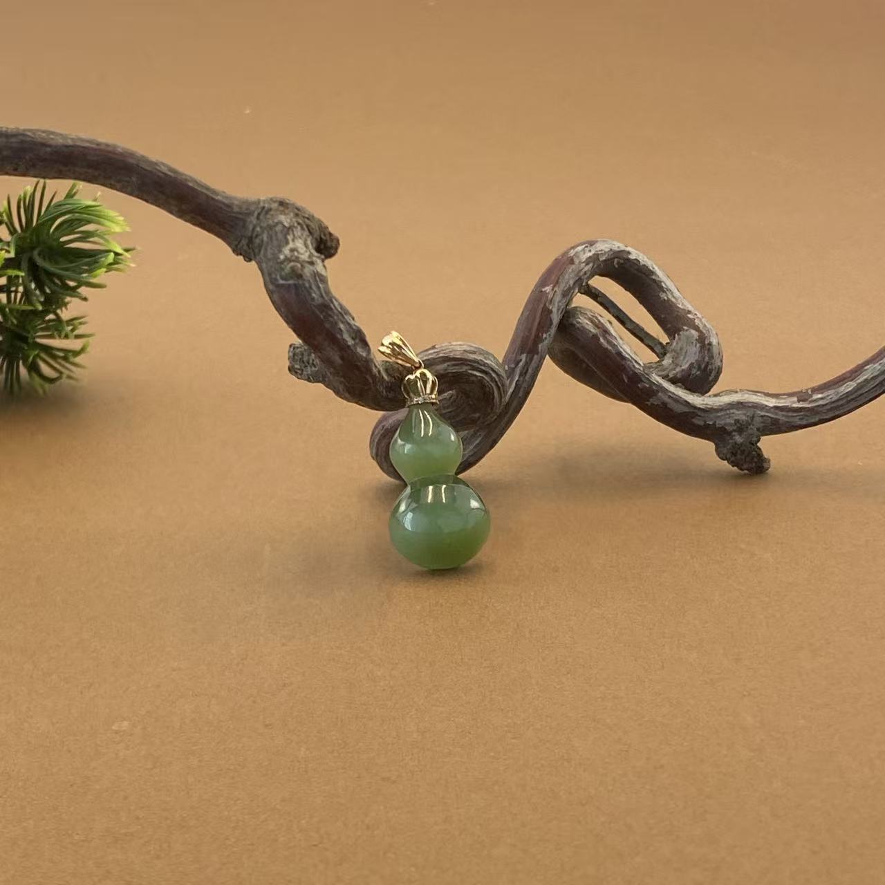 【非遗珍宝】18K和田玉葫芦吊坠 约23*11*4.5mm（多样性发其一）