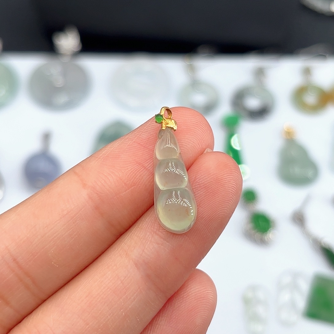 翡翠18K金镶嵌颈饰福豆