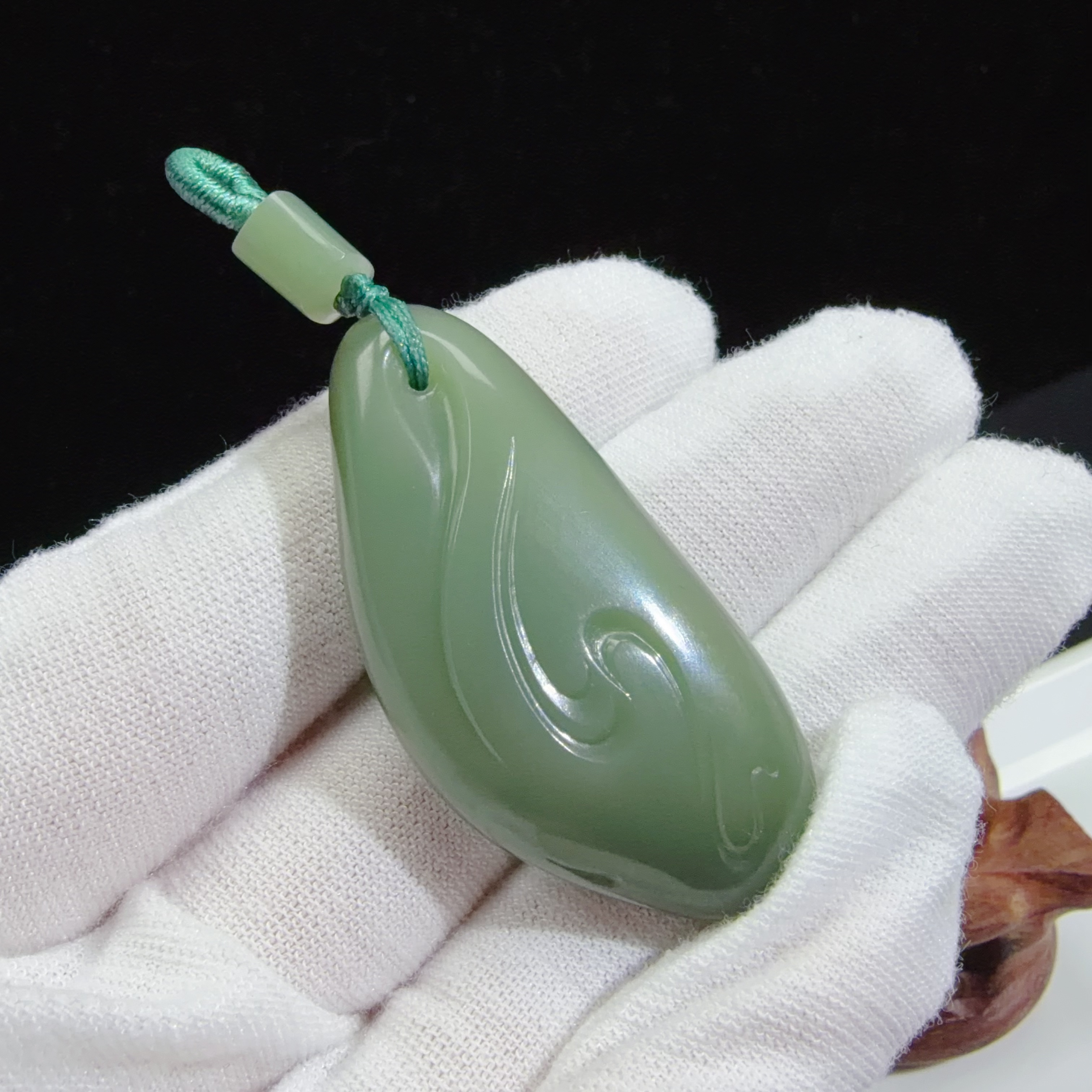 【伟伟鉴定】和田玉碧玉 粉青 意境随型雕刻 吊坠 44×21×11细腻油润