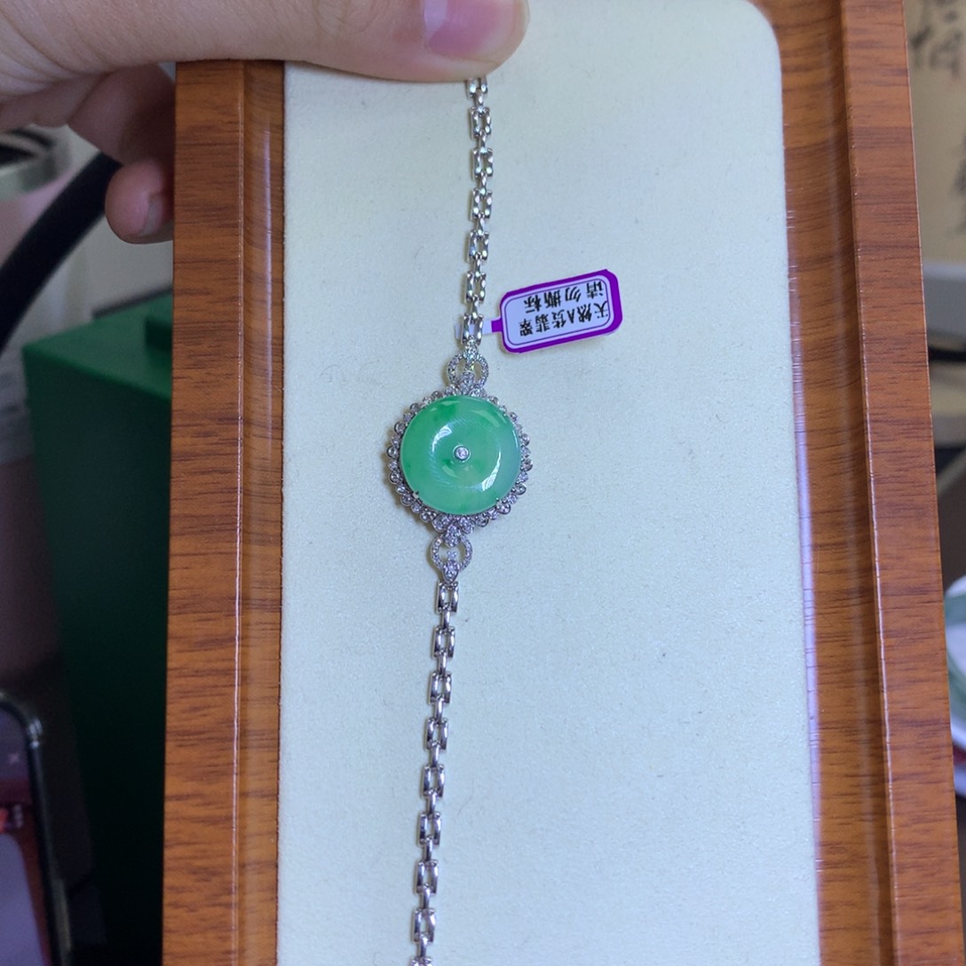 翡翠颈饰18K金镶嵌翡翠