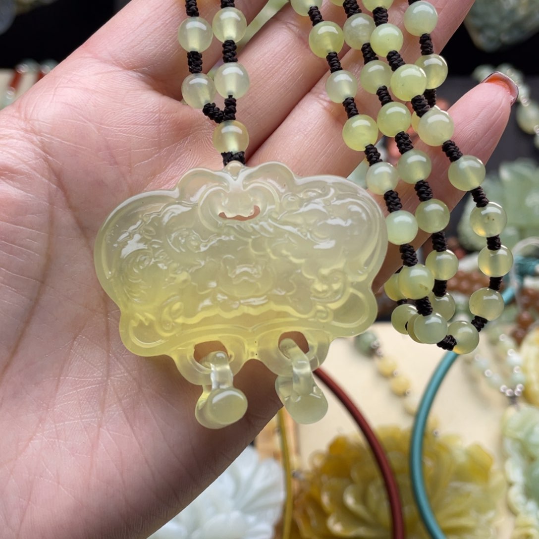 蛇纹石玉颈饰未镶嵌