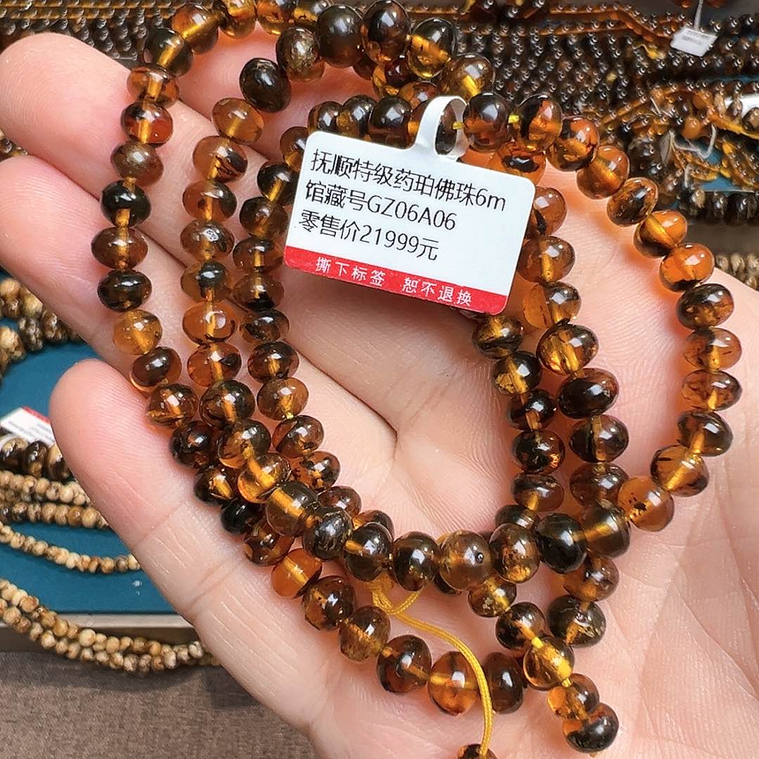 琥珀颈饰未镶嵌抚顺