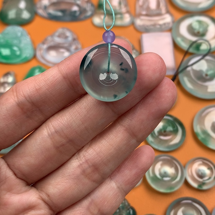 翡翠挂件未镶嵌…..