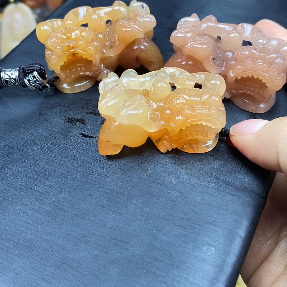 石英质玉（黄龙玉）颈饰未镶嵌