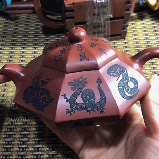 紫砂茶壶原矿泥料手工制作的紫砂壶。