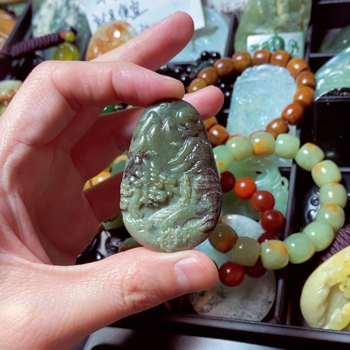 透闪石质玉颈饰未镶嵌
