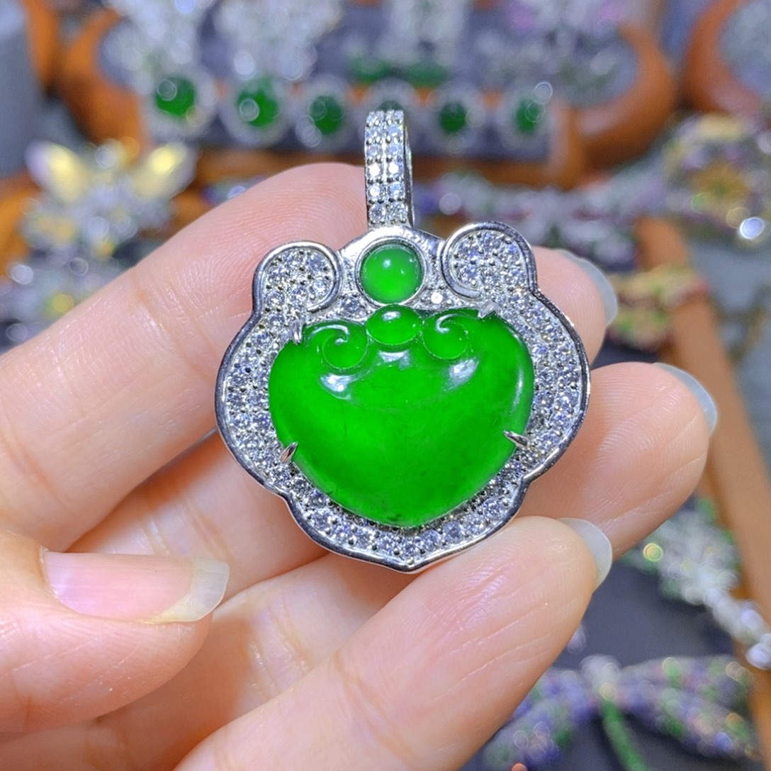 翡翠颈饰银S925镶嵌天然翡翠