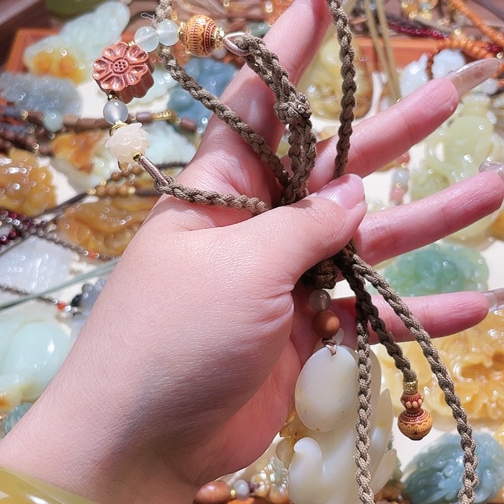 未镶嵌蛇纹石玉颈饰玲*