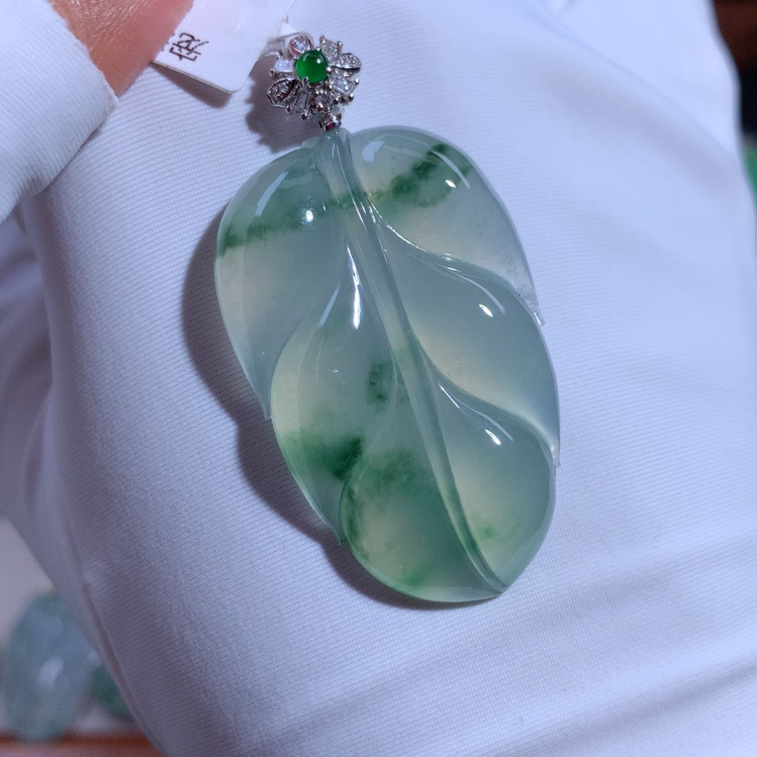 翡翠颈饰18K金镶嵌叶子