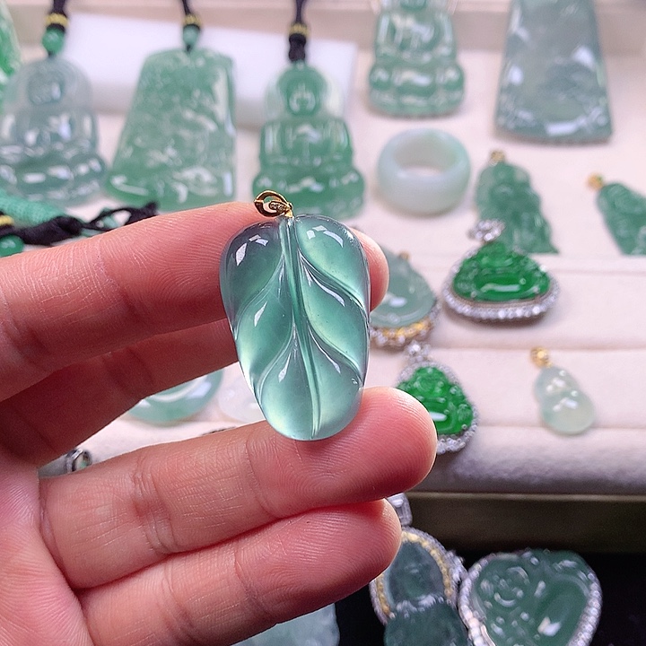 翡翠颈饰18K金镶嵌翡翠