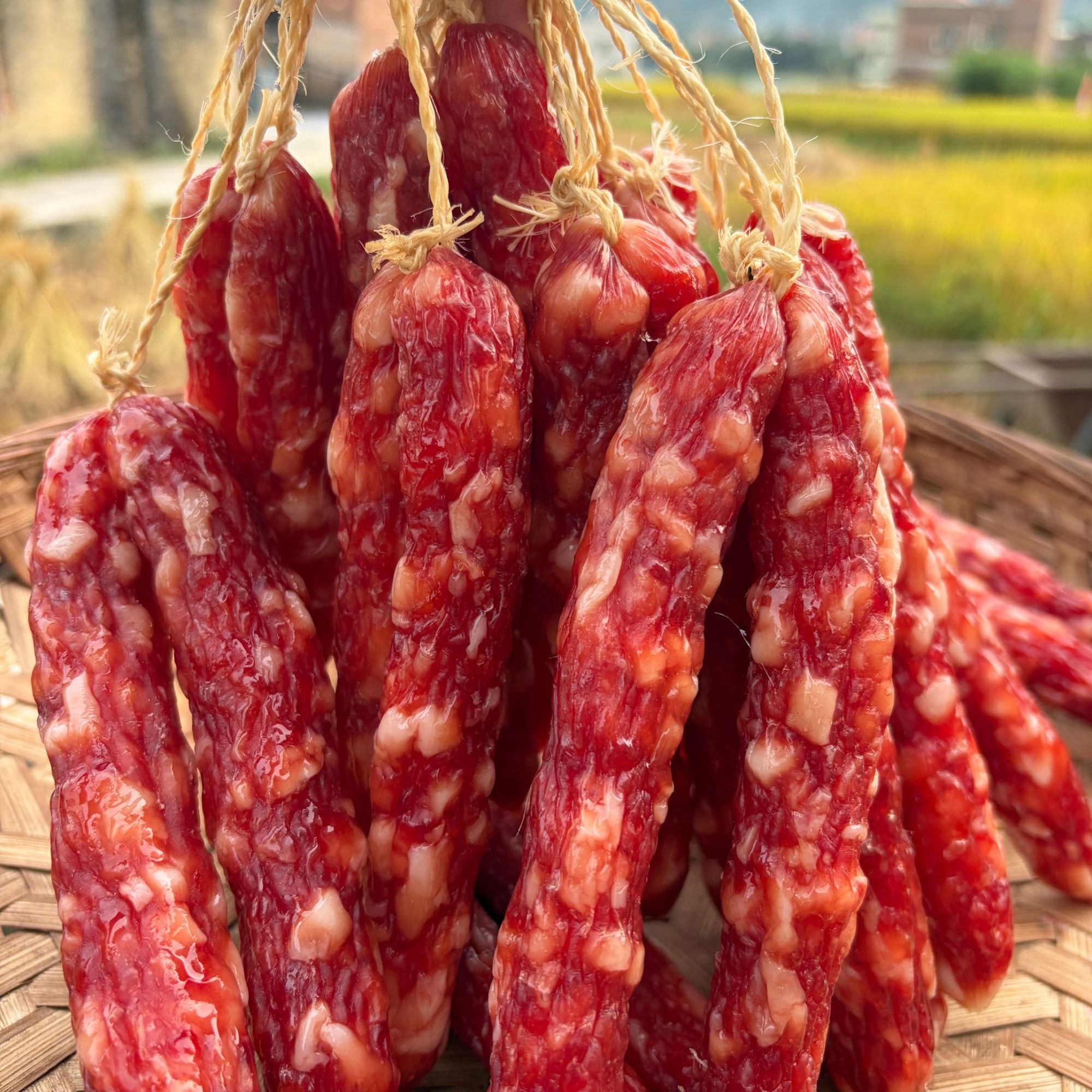 正宗广味腊肠口感鲜香肉质紧实适合煲仔饭农家猪肉
