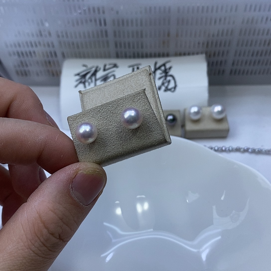 18K金镶嵌海水珍珠耳饰