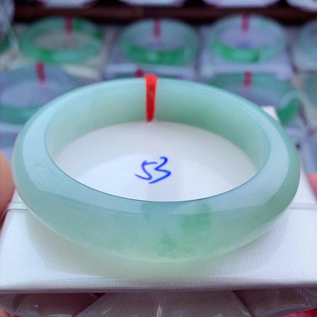 翡翠手镯未镶嵌冰胶底起光晴绿底飘花正圈