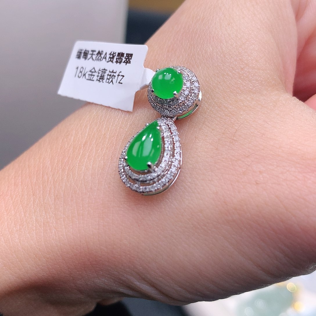 颈饰18K金镶嵌翡翠冰感阳调吊坠