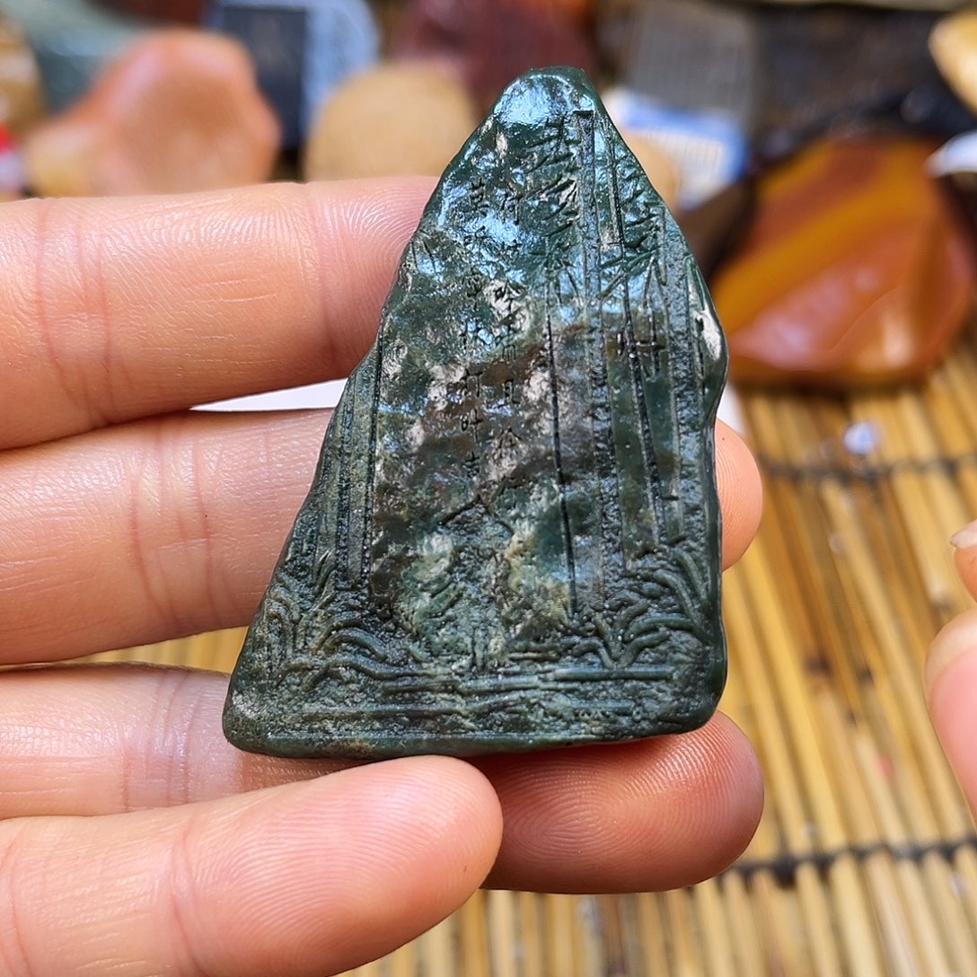 新疆原石雕刻手把件