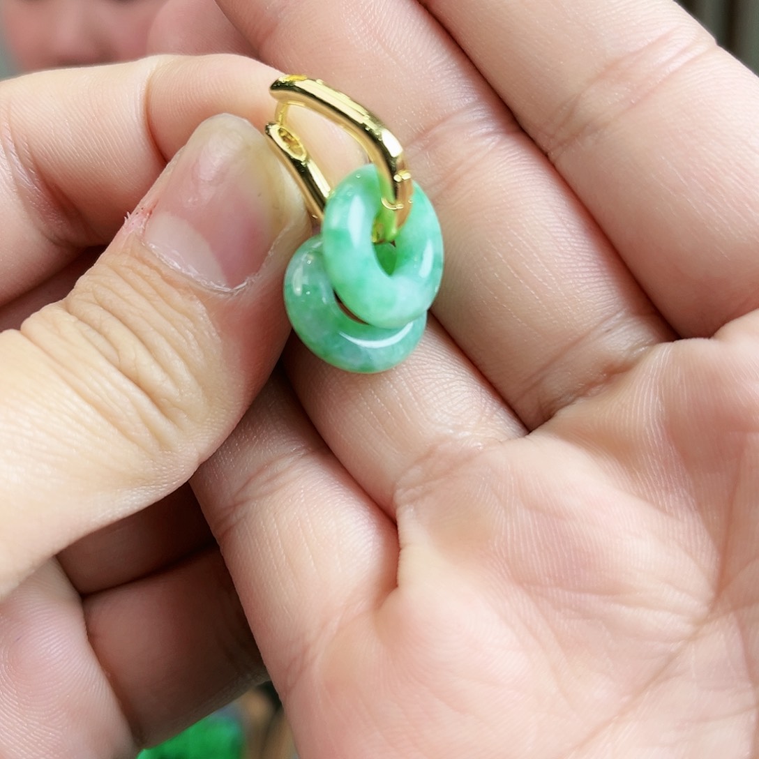 翡翠颈饰未镶嵌耳饰