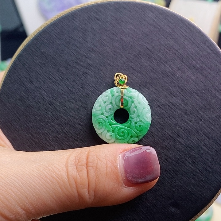 翡翠吊坠(赠链)18K金镶嵌翡翠回纹雕刻甜甜圈吊坠