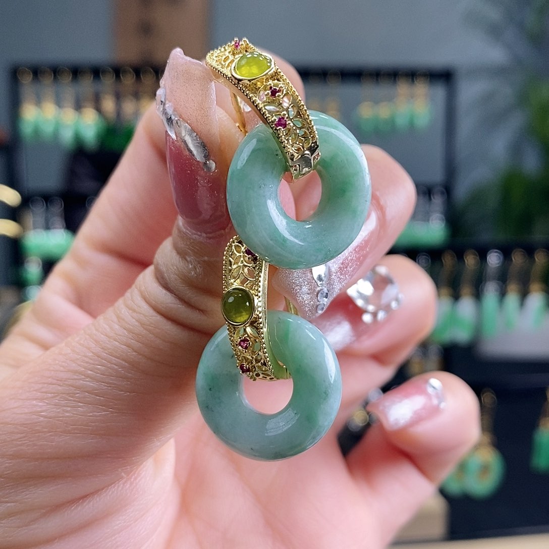 翡翠耳饰未镶嵌翡翠