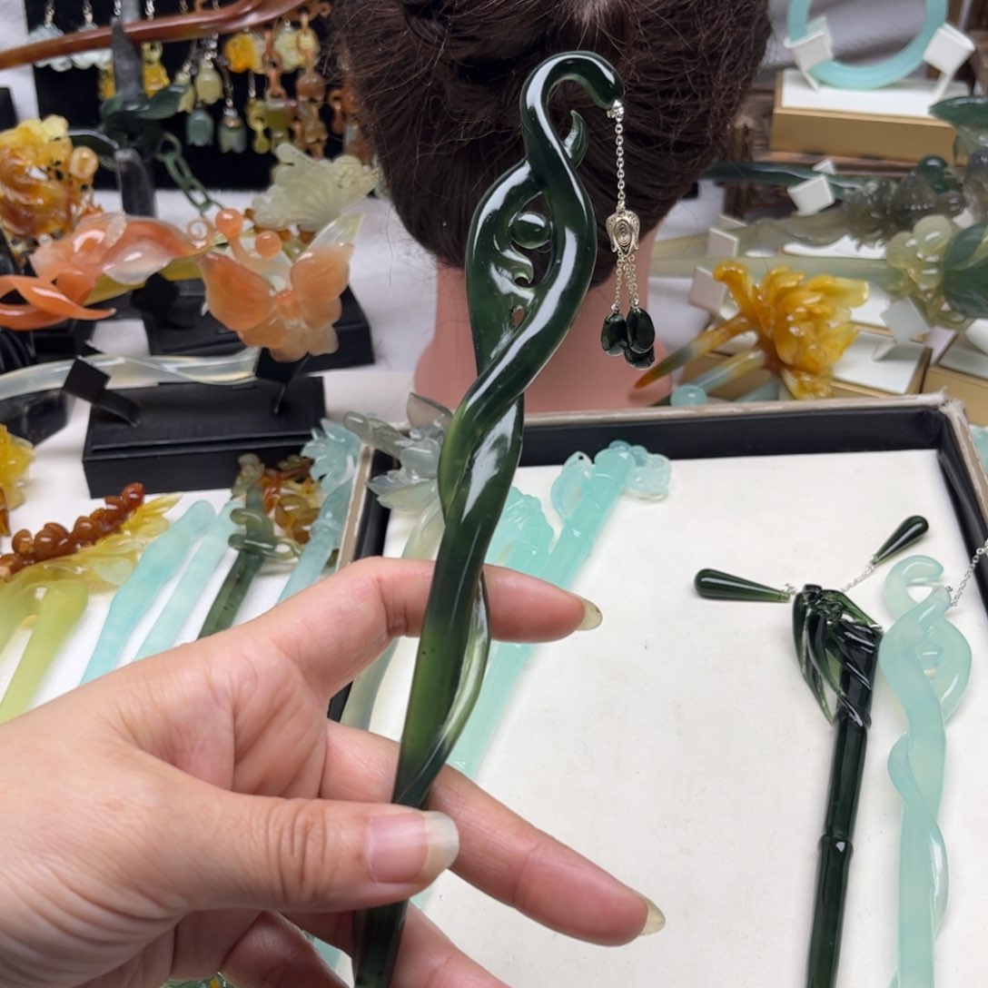 蛇纹石玉发饰合金浮**梦